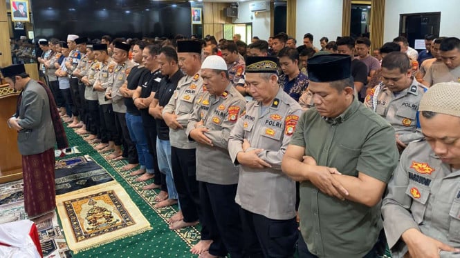 Polres Pelabuhan Tanjung Priok Gelar Salat Gaib, Doakan Driver Ojol Affan Kurniawan