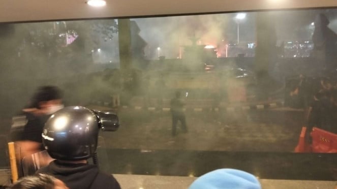 Acción de demostración en la sede de la policía de Metro Jaya.