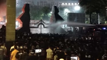 Acción de demostración en la sede de la policía de Metro Jaya