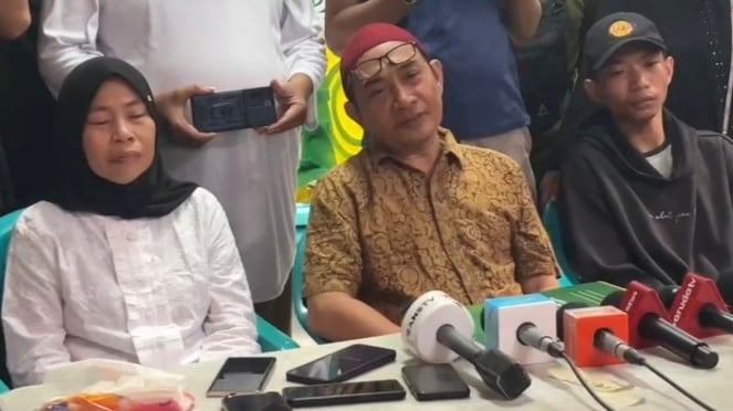 El difunto padre de Affan Kurniawan, Zulkifli (centro)