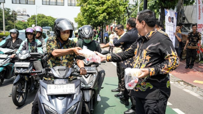 Momen Dirjenpas Bagikan 500 Paket Makanan Gratis ke Masyarakat