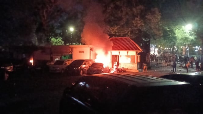 Demo di Depan Polda Jateng Ricuh, Massa Dipukul Mundur Lalu Bakar Mobil di Kantor Gubernur