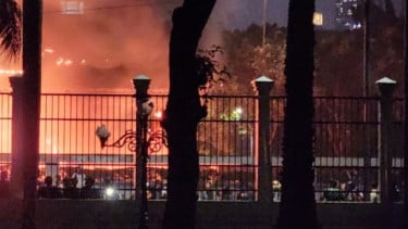 Gerbang Tol Pejompongan dibakar