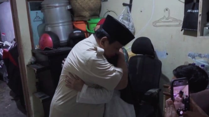 Momen Prabowo Peluk Erat Ibunda Affan, Ojol yang Tewas Dilindas Brimob