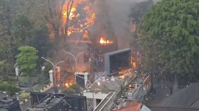 La masa de la manifestación quema los recursos de la construcción de MPR Ri en la ciudad de Bandung 
