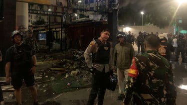 Fue atacado por la gente en la estación de policía de Jatinegar, se quemaron 2 motos