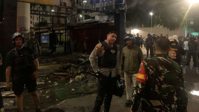 Polsek Jatinegara Diserang Massa, Gerbang Hangus Terbakar