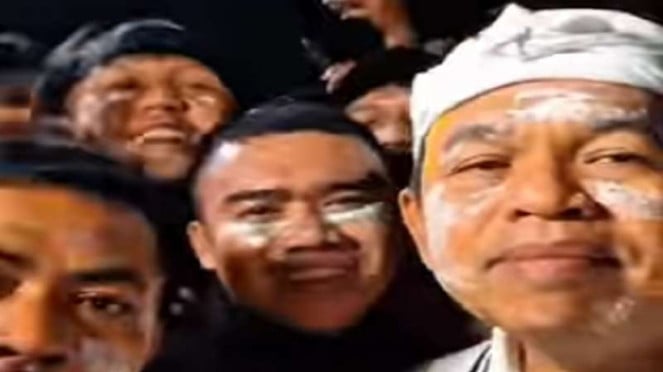 Gubernur Jawa Barat Dedi Mulyadi menemui pendemo di Kota Bandung