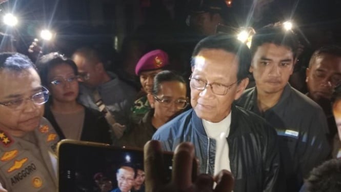 Gending Raja Manggala Iringi Raja Ngayogyakarta Temui Demonstran