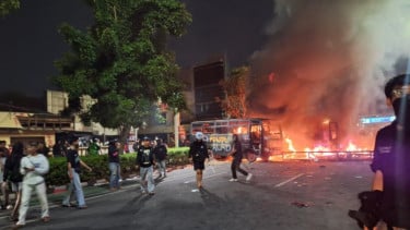 La gente quemó dos autobuses policiales en la sede de Jigana
