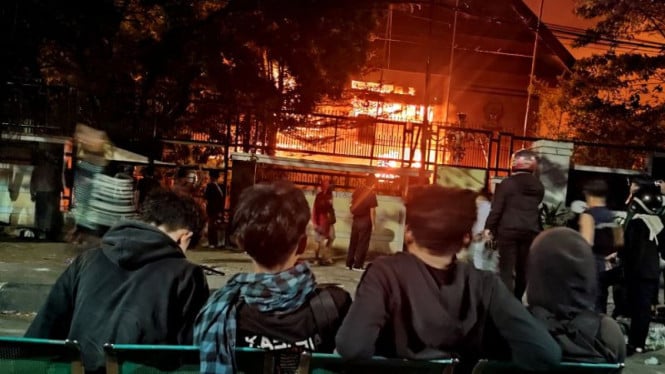 Pagar Jebol-Aparat Menghilang, Kantor DPRD Sulsel Turut Dibakar Pendemo