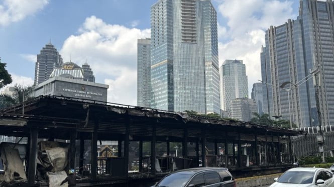 Haltenya Banyak yang Terbakar, TransJakarta Hentikan Sementara Seluruh Layanan Perjalanan