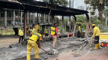 Las autoridades despejaron el daño después de la protesta en la Policía Metropolitana de Yakarta.