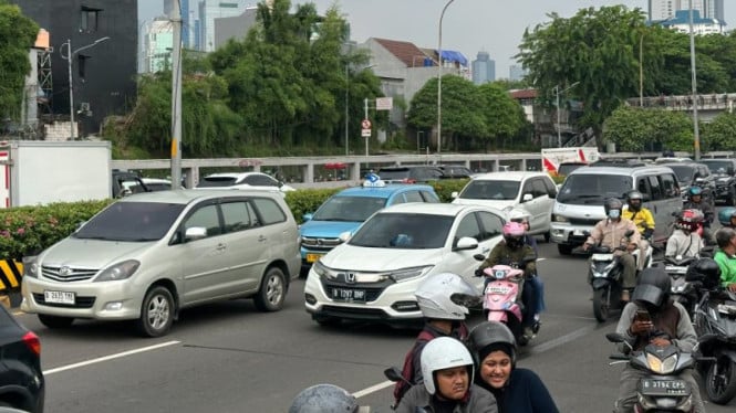 Jalan Depan Gedung DPR Sulit Dilewati, Motor Lewat Tol