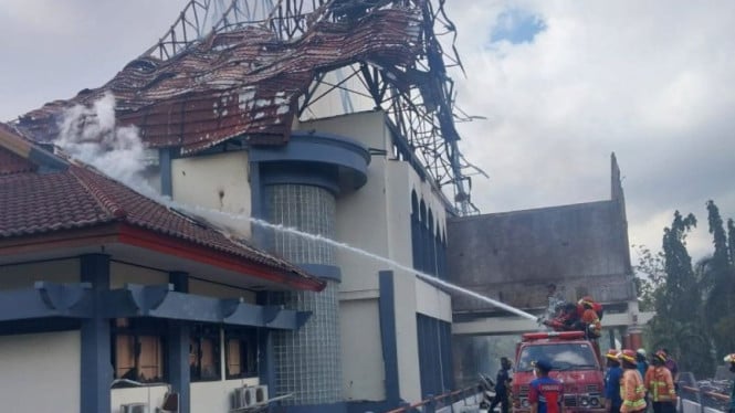 Gedung DPRD NTB Dibakar dan Dijarah