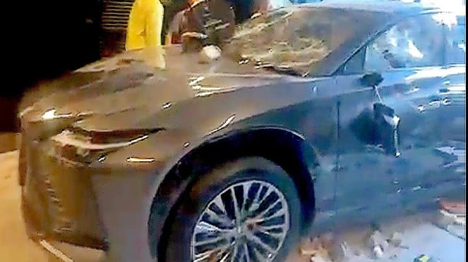 Lexus RX 450 H+ Ahmad Sahroni que fue perjudicado por las personas afectadas por la gente.