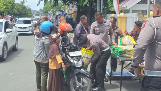 Ditlantas Polda Riau Salurkan 2 Ton Beras Lewat Gerakan Pangan Murah