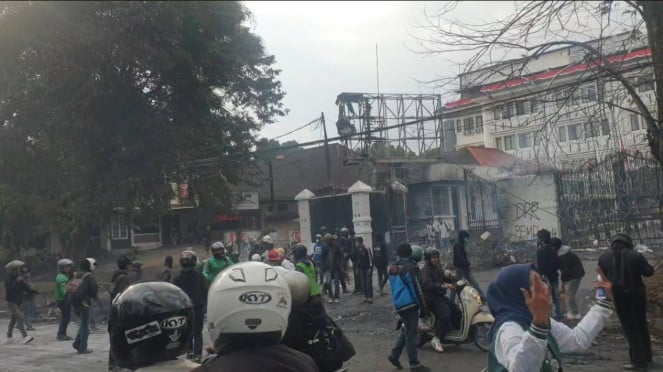 La masa de defensa del edificio DPRD de Java Occidental