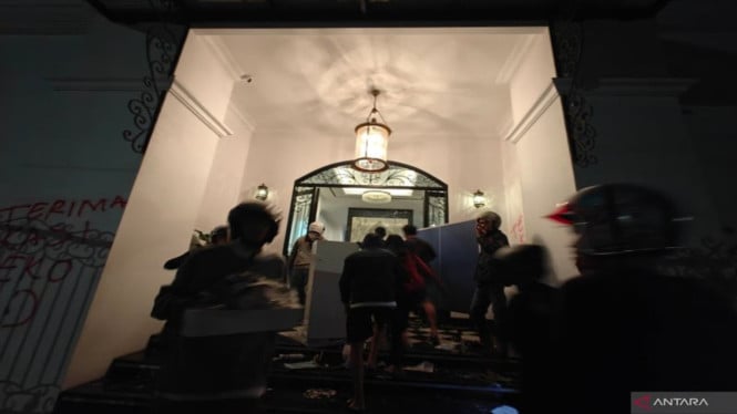 Massa Jarah Rumah Eko Patrio, Kasur hingga Kucing Dibawa
