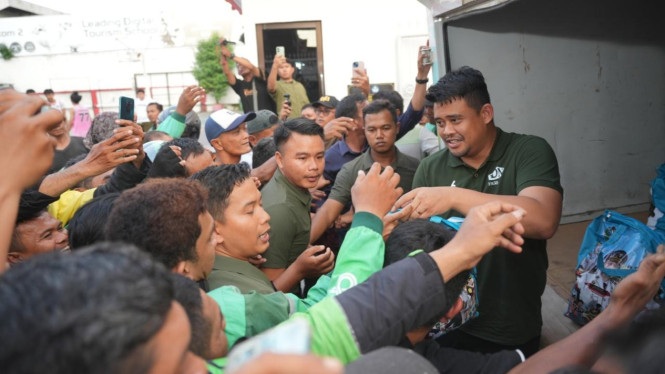 Aksi Spontan Gubernur Sumatera Utara Bagikan Ratusan Paket Sembako ke Ojol