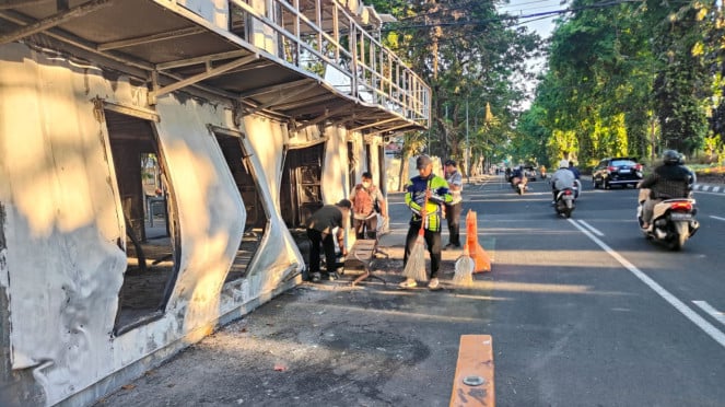 Limpie el post policial quemado en el residente y la compacta ozal Surabaya