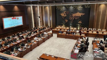 La primera comisión del parlamento indonesio tiene una reunión con el Ministerio de Defensa y TNI