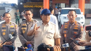 El presidente indonesio, Prabo Subanto, después de reunirse con las víctimas de los heridos debido a las protestas en el Hospital de la Policía Nacional
