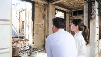 Arumi Bachsin Dampingi Emil Dardak Tinjau Kantor yang Hangus Terbakar: Sabar dan Tetap Semangat Sayang
