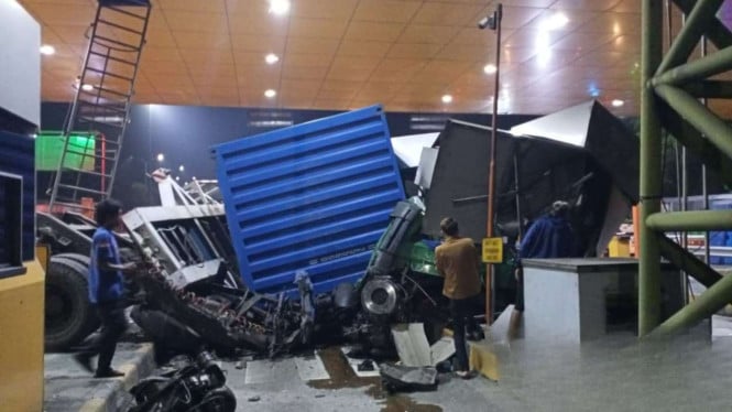 Detik-detik Truk Alami Rem Blong Hantam 3 Gerbang Tol Ciawi 2 Hingga Ambruk