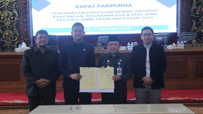 Ketua DPRD, M.Hafiz Fattah Tanda Tangani KUA dan PPAS APBD Pemprov Jambi