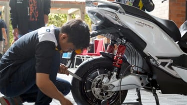 Servis motor listrik.