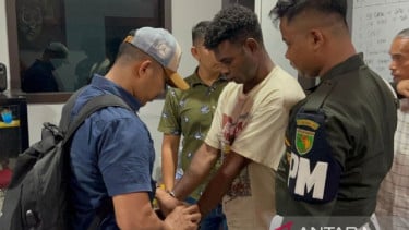 Pratu TB (segunda derecha), delincuentes de disparos a civiles en Jaipura