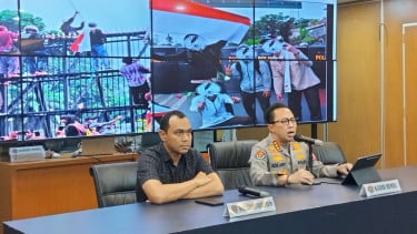 Wadireskrimum Polda Metro Jaya (izquierda) y Jefe de Relaciones Públicas de la Policía Regional de Metro Jaya (derecha)