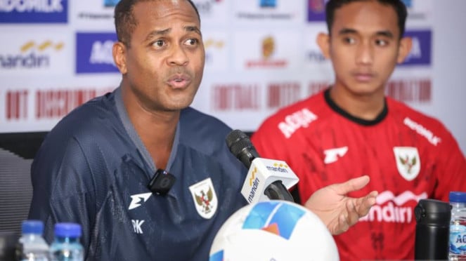 Entrenador del equipo nacional indonesio, Patrick Cloewart (izquierda)