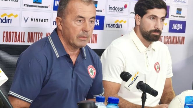 Entrenador del equipo nacional del Líbano, Moderag Radlouvic (izquierda) 