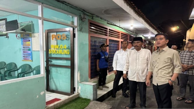 Momen Gibran Tinjau Siskamling Warga hingga Beri Bantuan Peralatan Ronda Malam