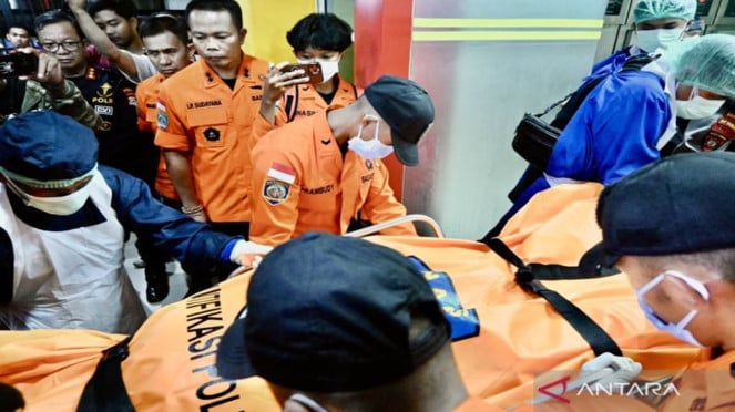 El equipo SAR llevó el cuerpo de la víctima a un accidente de helicóptero en el sur de Kalimanta