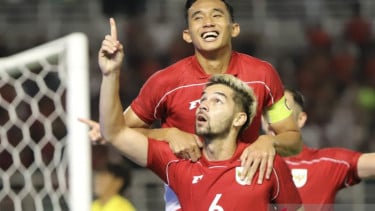 Los jugadores del equipo nacional indonesio, Sandy Walsh y Rizky Ridho, celebran los objetivos