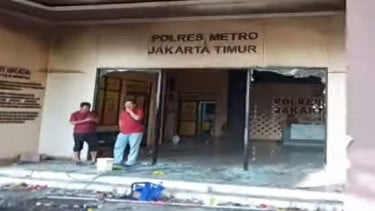 Oficina de Mapolress de East Yakarta que fue dañada por la gente anarquista
