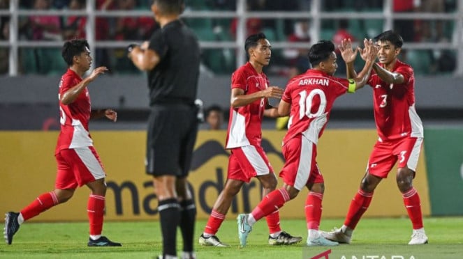 El jugador del equipo nacional U -23 indonesio, Arche Fiqr, celebra un gol contra Macao