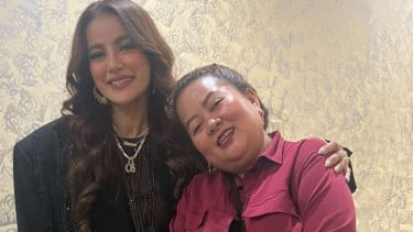Olla Ramlan (kiri)
