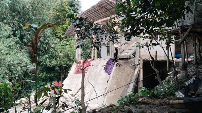 El edificio de la Asamblea Taklim se derrumbó en Bogore.
