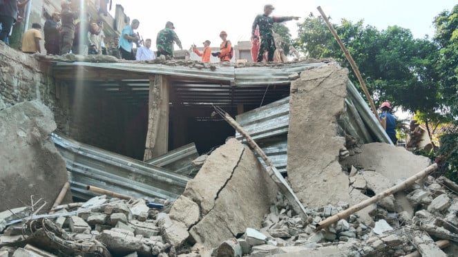 El edificio de la Asamblea Taklim se derrumbó en Bogore.