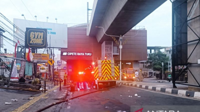 Los camiones de bomberos se encuentran en la región de la estación de Raya MRT en el Cepto