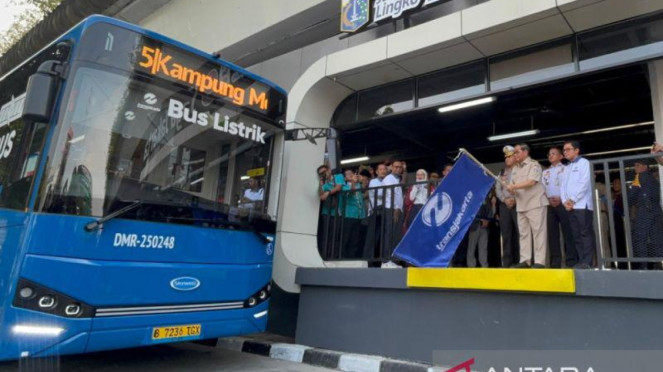 Dicky Jakarta Gobernador Pramono Anung Yakarta inauguró la parada de Transjakarta en Yakarta