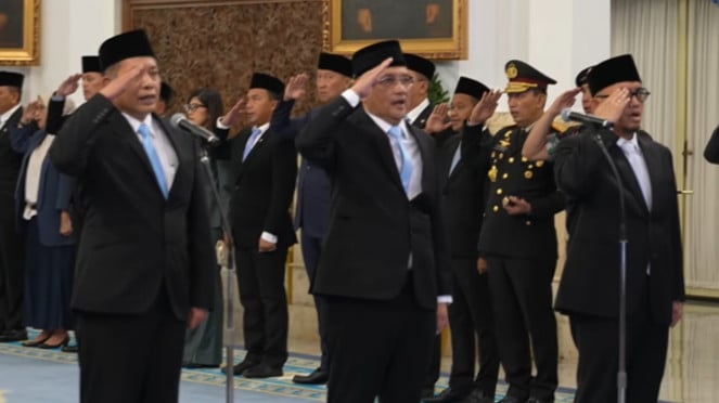 Moch Irfan Yusuf (tengah) dan Dahnil Anzar (kiri) dilantik sebagai Menteri dan Wakil Menteri Haji dan Umrah