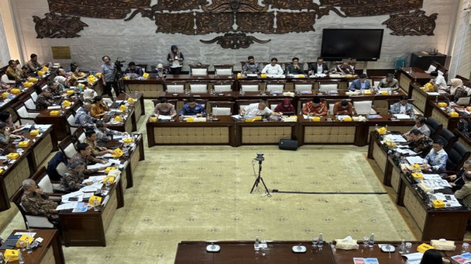 Menteri Keuangan (Menkeu) Purbaya Yudhi Sadewa rapat perdana dengan DPR