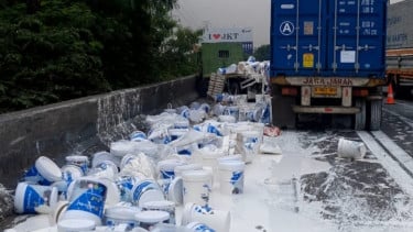Truk bawa cat kecelakaan di Jalan Tol Pluit