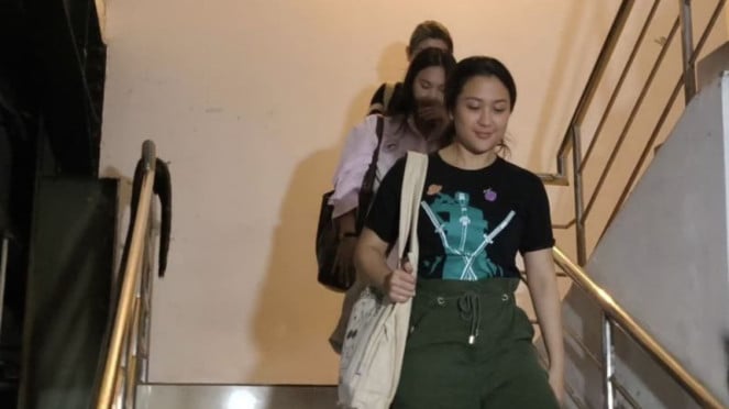 Artista Sherina Munaf después del examen sobre el Cat Uya Kuya