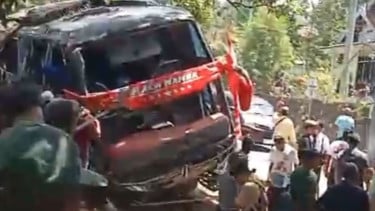 rombongan bus karyawan RSBS Jember yang kecelakaan di lereng Gunung Bromo